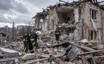 Bomberos trabajando entre los escombros de una vivienda destruida por un bombardeo ruso en Járkov, Ucrania.