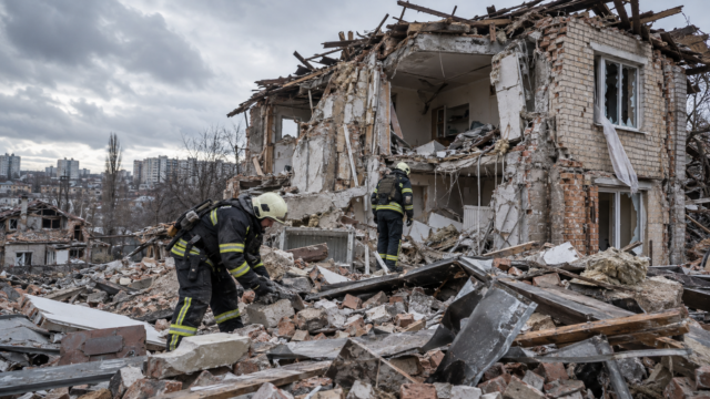 Bomberos trabajando entre los escombros de una vivienda destruida por un bombardeo ruso en Járkov, Ucrania.