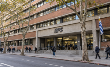 Fachada del Edificio Sede del Banco de Previsión Social en Montevideo.