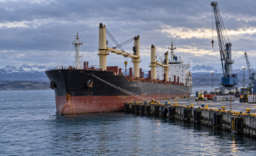 Buque comercial naviero amarrado en el puerto de Punta Arenas, Chile.