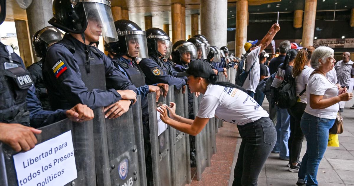 Familiares de presos políticos en Venezuela demandan liberación y honran a fallecidos bajo custodia