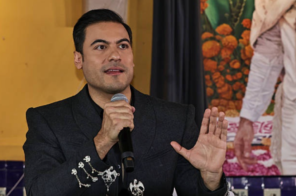 El cantautor mexicano Juan Gabriel durante una actuación en vivo. 