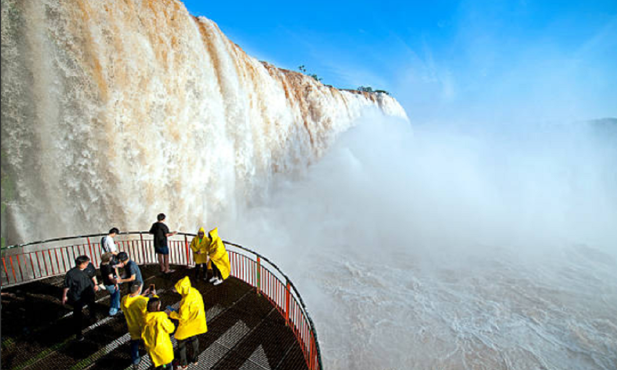 Pasarelas del circuito de Cataratas del Iguazú cerradas por prevención.