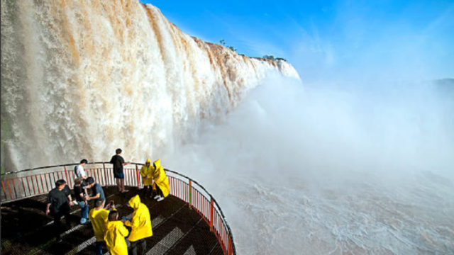 Pasarelas del circuito de Cataratas del Iguazú cerradas por prevención.