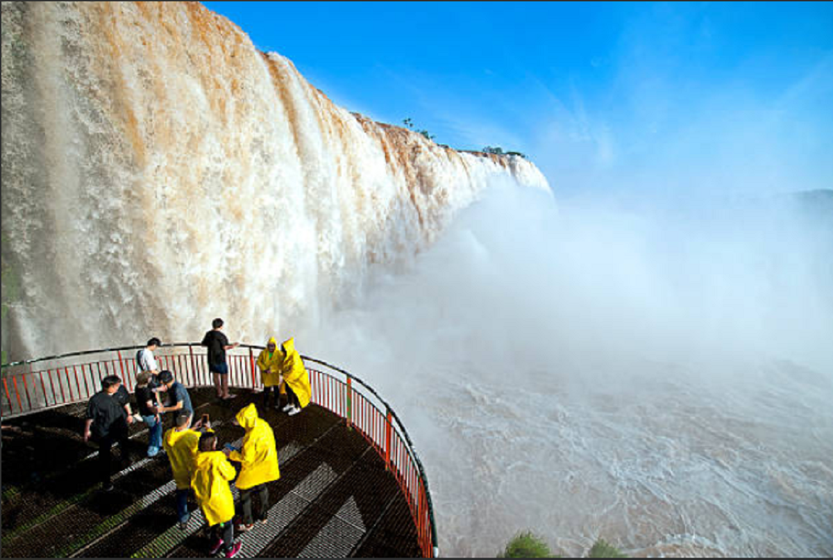 Pasarelas del circuito de Cataratas del Iguazú cerradas por prevención.
