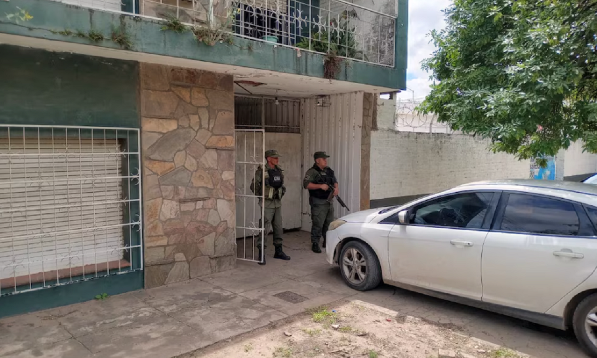 Efectivos de Gendarmería Nacional custodiando la entrada de una vivienda en Chaco.