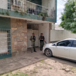 Efectivos de Gendarmería Nacional custodiando la entrada de una vivienda en Chaco.