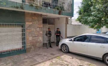 Efectivos de Gendarmería Nacional custodiando la entrada de una vivienda en Chaco.