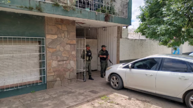 Efectivos de Gendarmería Nacional custodiando la entrada de una vivienda en Chaco.
