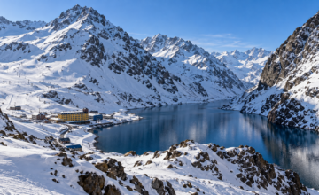 Zona cordillerana del Centro de Esquí Portillo cubierta de nieve cerca de la frontera entre Chile y Argentina.