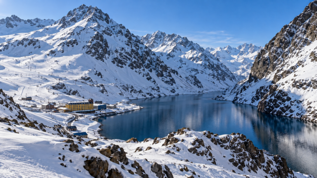 Zona cordillerana del Centro de Esquí Portillo cubierta de nieve cerca de la frontera entre Chile y Argentina.
