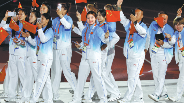 Miembros de la delegación de China desfilan en la ceremonia de clausura de los Juegos Asiáticos en Nagoya.