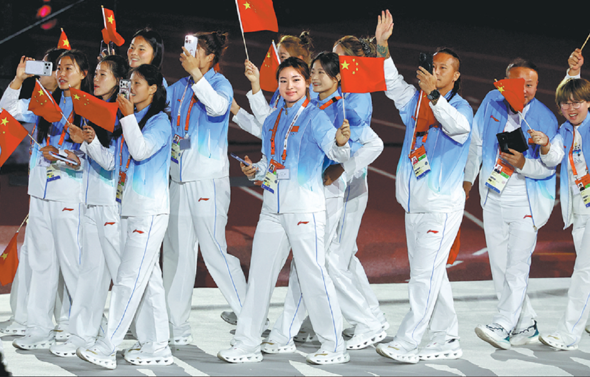 Miembros de la delegación de China desfilan en la ceremonia de clausura de los Juegos Asiáticos en Nagoya.