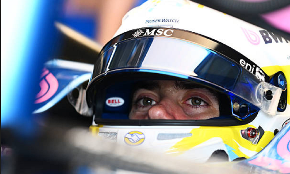 Franco Colapinto con el casco puesto en el box de Alpine durante el Gran Premio de Estados Unidos.