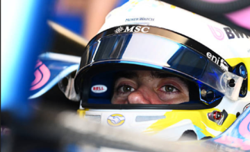 Franco Colapinto con el casco puesto en el box de Alpine durante el Gran Premio de Estados Unidos.