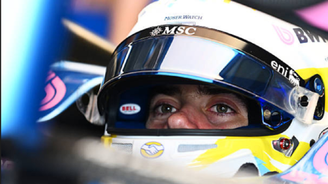 Franco Colapinto con el casco puesto en el box de Alpine durante el Gran Premio de Estados Unidos.