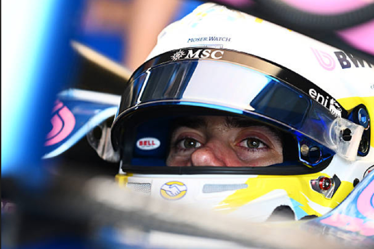 Franco Colapinto con el casco puesto en el box de Alpine durante el Gran Premio de Estados Unidos.