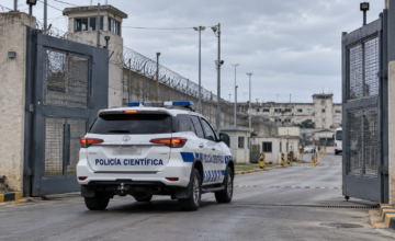 Coche de la Policía Científica ingresando al establecimiento penitenciario Santiago Vázquez.