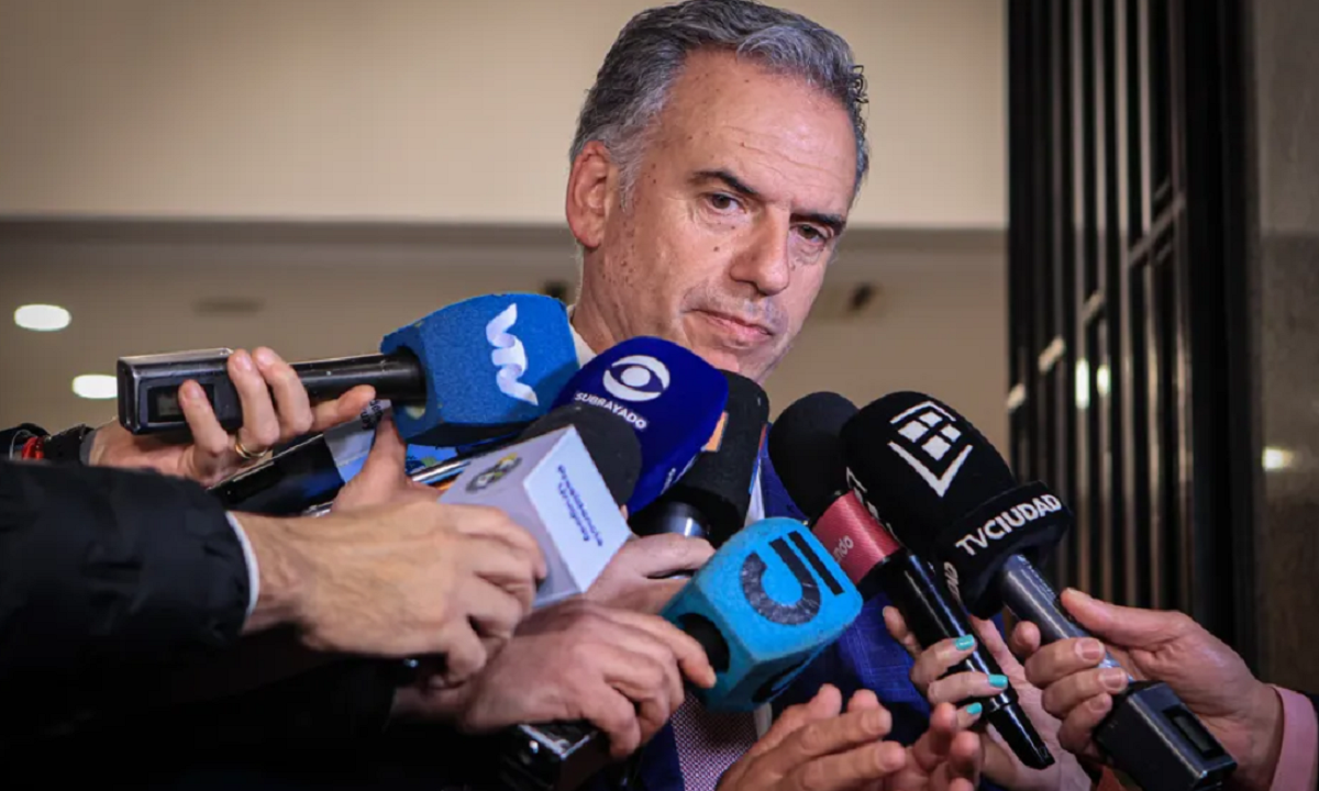 El presidente Yamandú Orsi durante una rueda de prensa brindada en Montevideo.
