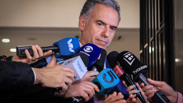 El presidente Yamandú Orsi durante una rueda de prensa brindada en Montevideo.