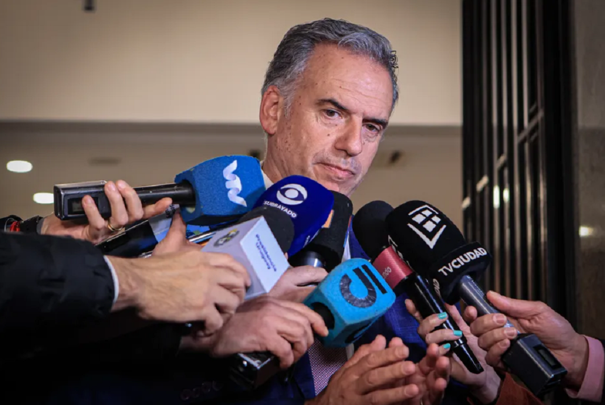 El presidente Yamandú Orsi durante una rueda de prensa brindada en Montevideo.