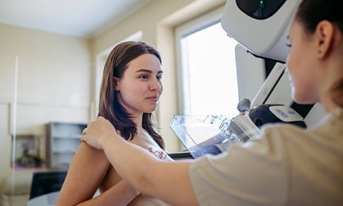 Mujer en una consulta médica especializada reflexionando sobre la importancia de la prevención.