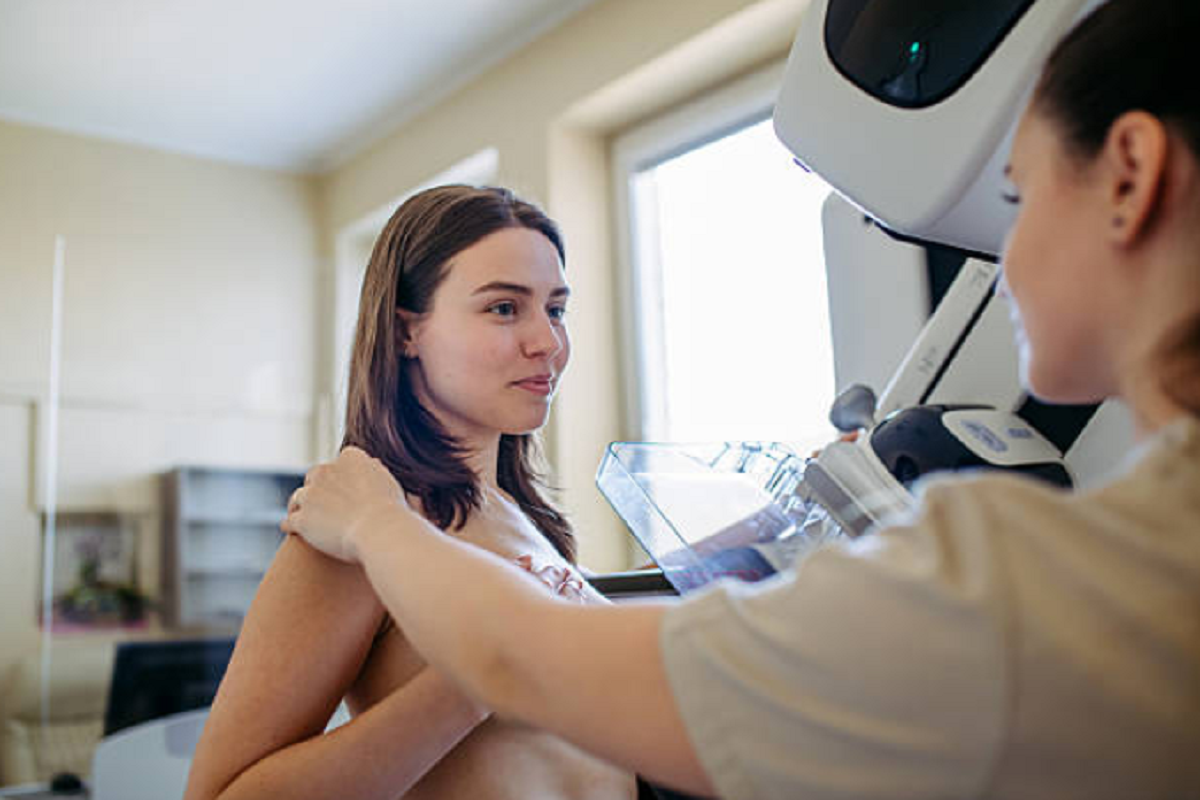 Mujer en una consulta médica especializada reflexionando sobre la importancia de la prevención.