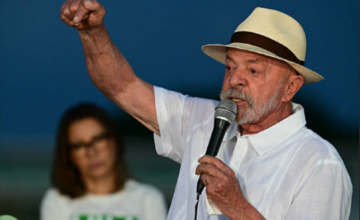 El presidente brasileño Luiz Inácio Lula da Silva saludando desde el Palacio de la Alvorada.