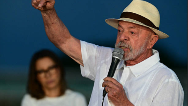 El presidente brasileño Luiz Inácio Lula da Silva saludando desde el Palacio de la Alvorada.