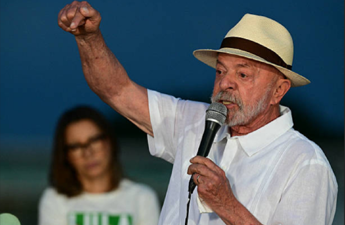 El presidente brasileño Luiz Inácio Lula da Silva saludando desde el Palacio de la Alvorada.