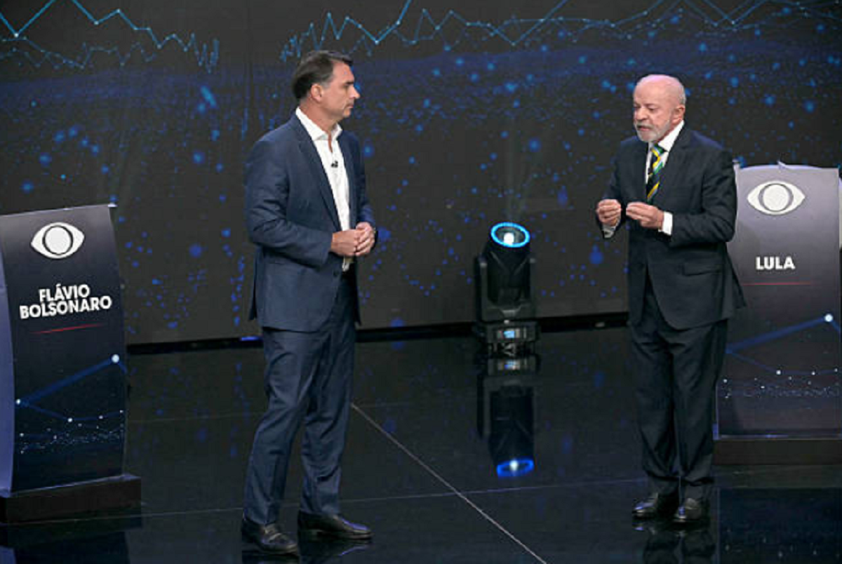 Luiz Inácio Lula da Silva y Flávio Bolsonaro durante el debate televisivo en Brasil.