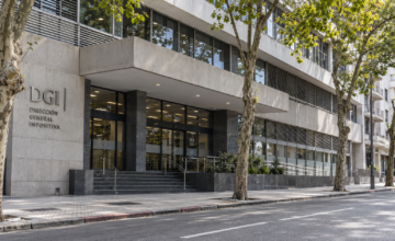 Fachada del edificio sede de la DGI sobre la avenida Fernández Crespo en Montevideo.