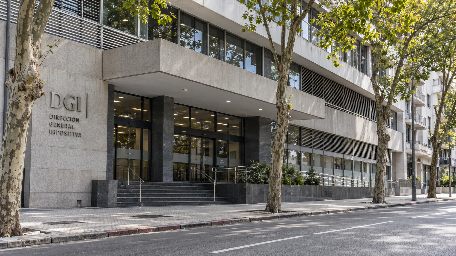 Fachada del edificio sede de la DGI sobre la avenida Fernández Crespo en Montevideo.