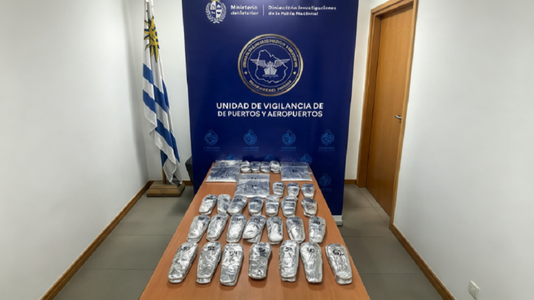 Envoltorios de cocaína incautados en el Aeropuerto de Carrasco.