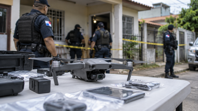 Dron comercial incautado por las autoridades policiales de Panamá durante un allanamiento.