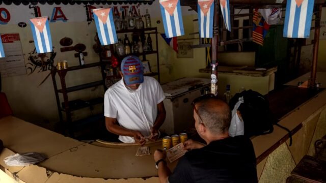 Salario mensual en Cuba apenas cubre dos días de gastos familiares