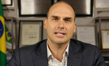 Eduardo Bolsonaro brindando una entrevista por videollamada desde Estados Unidos.