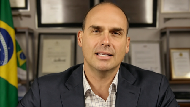 Eduardo Bolsonaro brindando una entrevista por videollamada desde Estados Unidos.