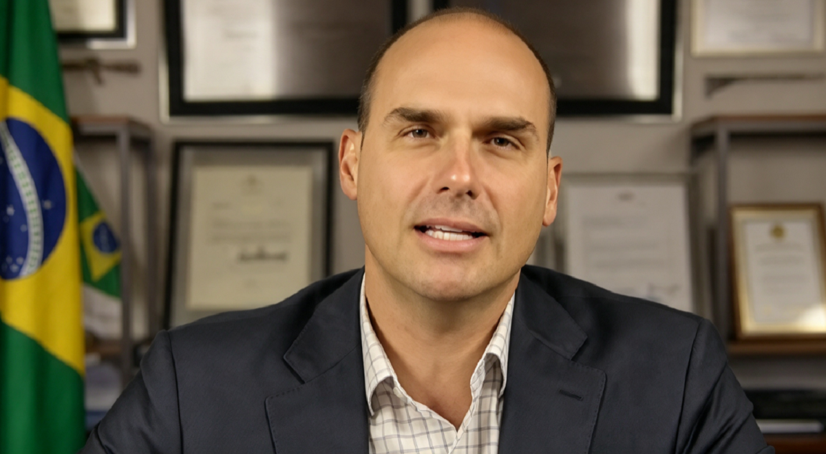 Eduardo Bolsonaro brindando una entrevista por videollamada desde Estados Unidos.