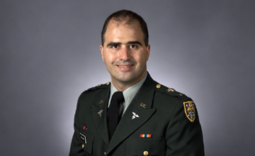 Fotografía de archivo del exmayor del Ejército estadounidense Nidal Malik Hasan vestido de uniforme.