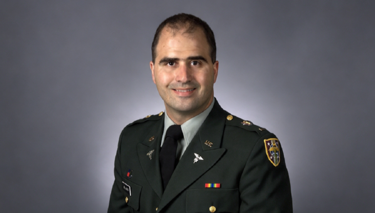 Fotografía de archivo del exmayor del Ejército estadounidense Nidal Malik Hasan vestido de uniforme.
