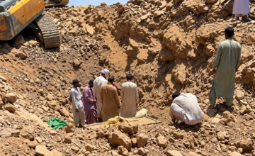 Equipos de socorro y mineros locales trasladando heridos en el Triángulo de Halaib.