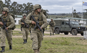 Personal militar participando en ceremonias oficiales en la sede del Servicio de Material y Armamento en Montevideo.