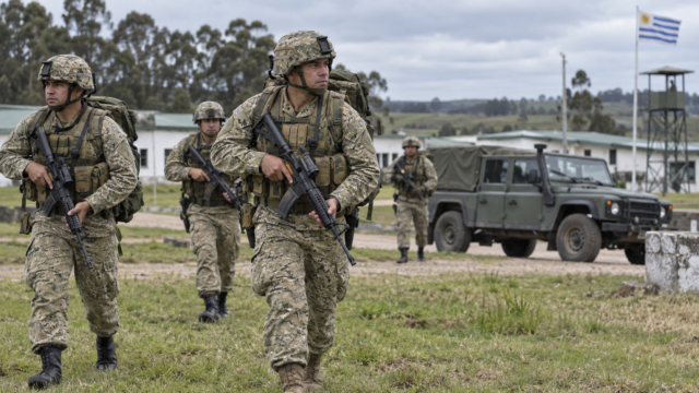 Personal militar participando en ceremonias oficiales en la sede del Servicio de Material y Armamento en Montevideo.