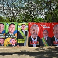 Collage conceptual que reúne imágenes de banderas de Brasil, Ucrania y Bolivia en un debate global.