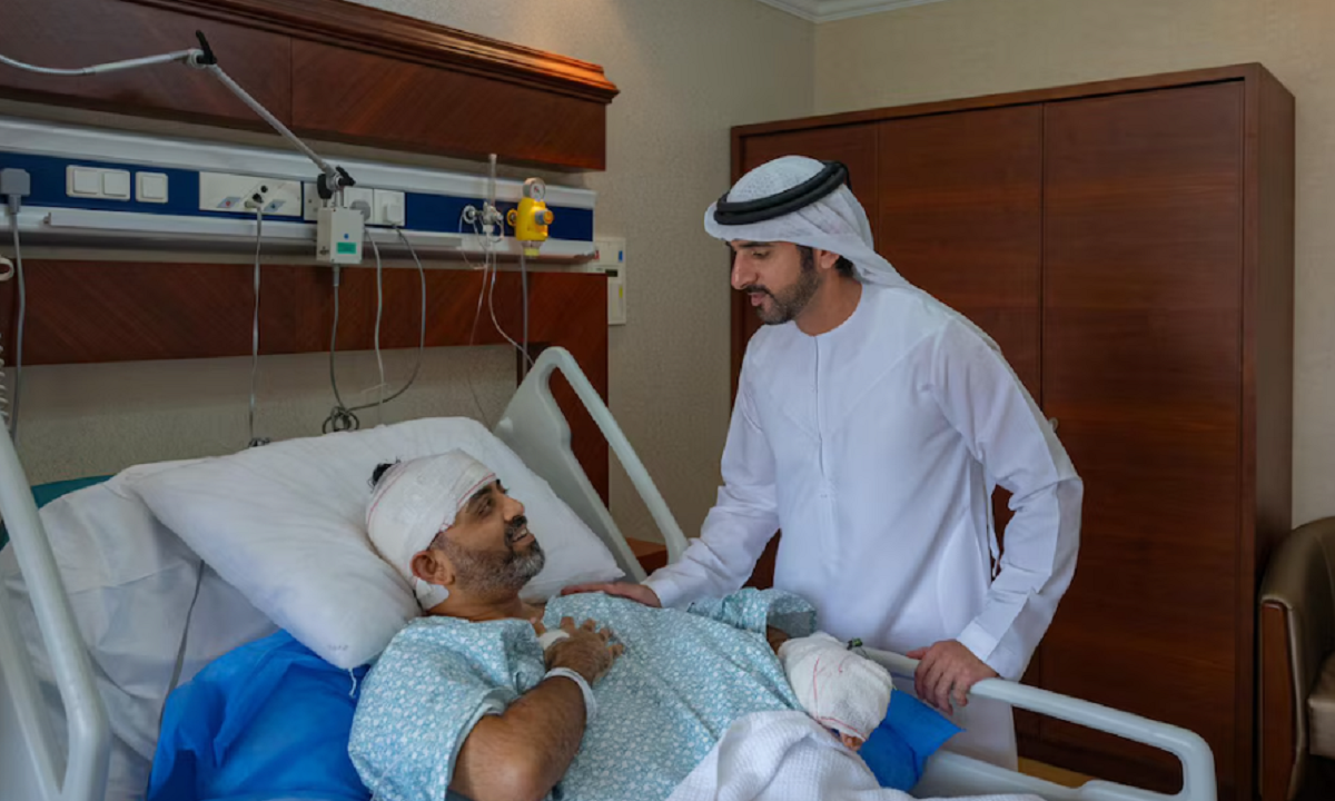 El príncipe heredero Hamdan bin Mohamed besando la cabeza vendada del piloto Smit Machchhar en la cama del hospital.