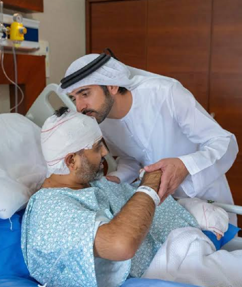 El viceprimer ministro emiratí expresó su admiración al comandante en la habitación del centro médico