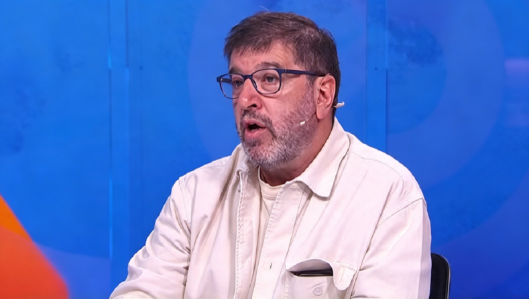 Fernando Pereira en los estudios de televisión ofreciendo declaraciones sobre los ediles.