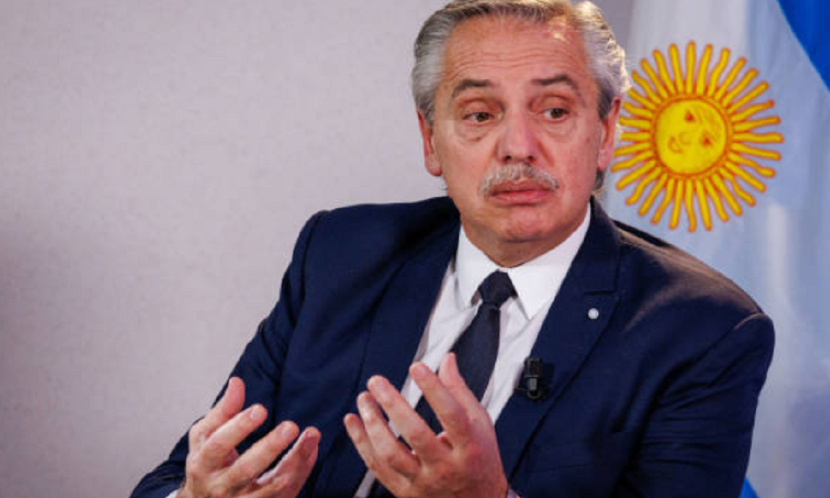 El ex presidente argentino Alberto Fernández gesticulando durante una conferencia de prensa.