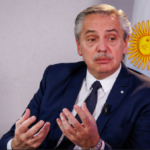El ex presidente argentino Alberto Fernández gesticulando durante una conferencia de prensa.
